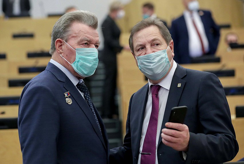 Член Комитета по природным ресурсам, собственности и земельным отношениям Николай Антошкин и заместитель Председателя Комитета по природным ресурсам, собственности и земельным отношениям Михаил Кузьмин