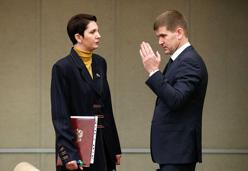 Заместитель Председателя Комитета по экологии, природным ресурсам и охране окружающей среды Жанна Рябцева и Первый заместитель Председателя Комитета по региональной политике и местному самоуправлению Геннадий Панин