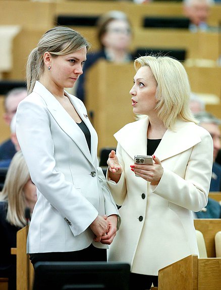 Член Комитета по охране здоровья Юлия Дрожжина и Председатель Комитета по развитию гражданского общества, вопросам общественных и религиозных объединений Ольга Тимофеева