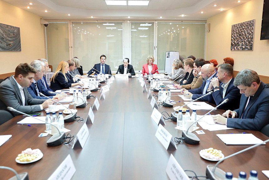 Заседание рабочей группы Комиссии по обеспечению жилищных прав граждан на тему «Правовое регулирование пилотного проекта создания некоммерческого фонда наемного жилья для граждан, участвующих в реализации крупных инвестиционных проектов на ТОСЭР»