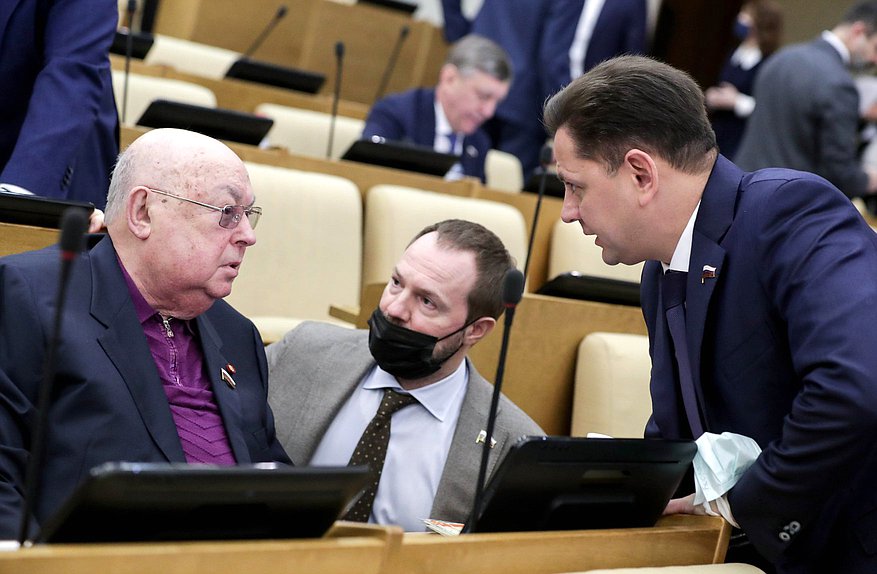 Члены Комитета по строительству и жилищно-коммунальному хозяйству Владимир Ресин и Илья Вольфсон