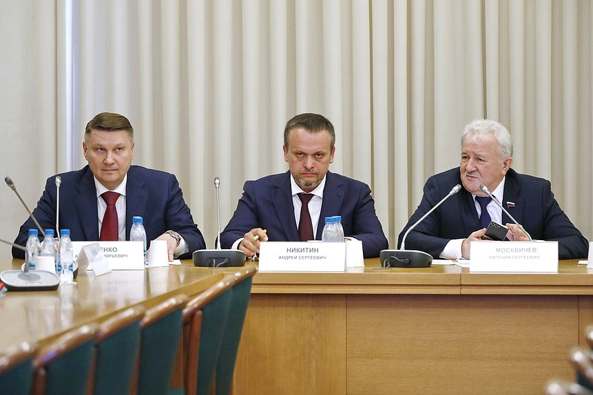 Полномочный представитель Правительства РФ в Государственной Думе Александр Синенко, и.о. Министра транспорта РФ Андрей Никитин и Председатель Комитета по транспорту и развитию транспортной инфраструктуры Евгений Москвичев