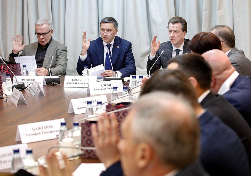 Председатель Комитета по экологии, природным ресурсам и охране окружающей среды Дмитрий Кобылкин и Первые заместители Председателя Комитета Вячеслав Фетисов и Владимир Бурматов