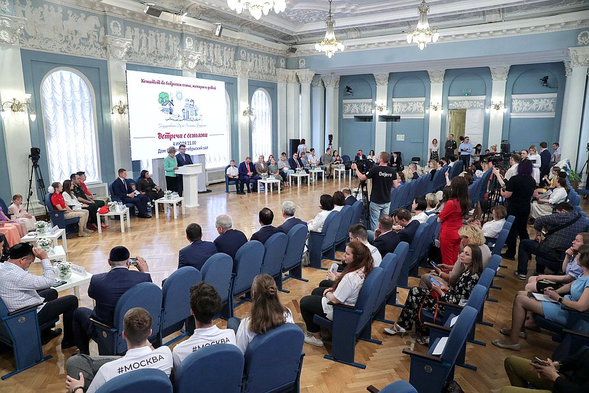 Встреча Комитета по вопросам семьи, женщин и детей с многодетными семьями в преддверии Дня семьи, любви и верности