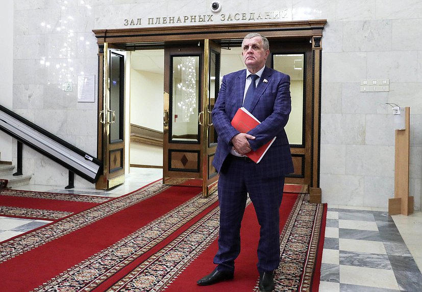 Первый заместитель Председателя Комитета по труду, социальной политике и делам ветеранов Николай Коломейцев