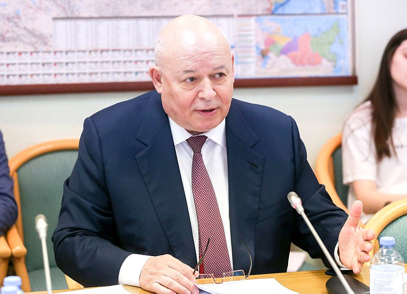 Член Комитета по региональной политике и проблемам Севера и Дальнего Востока Анатолий Тихомиров