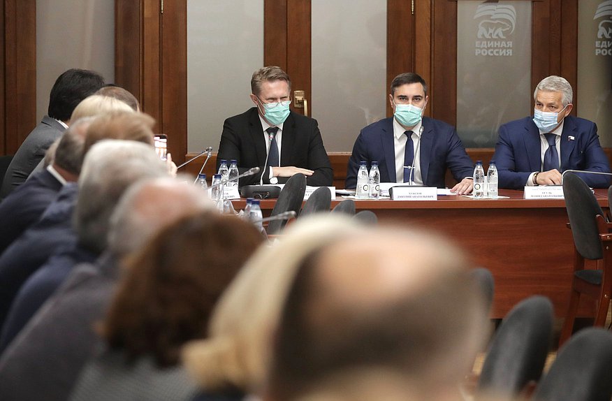 Министр здравоохранения РФ Михаил Мурашко, Председатель Комитета по охране здоровья Дмитрий Хубезов и Первый заместитель Председателя Комитета Леонид Огуль