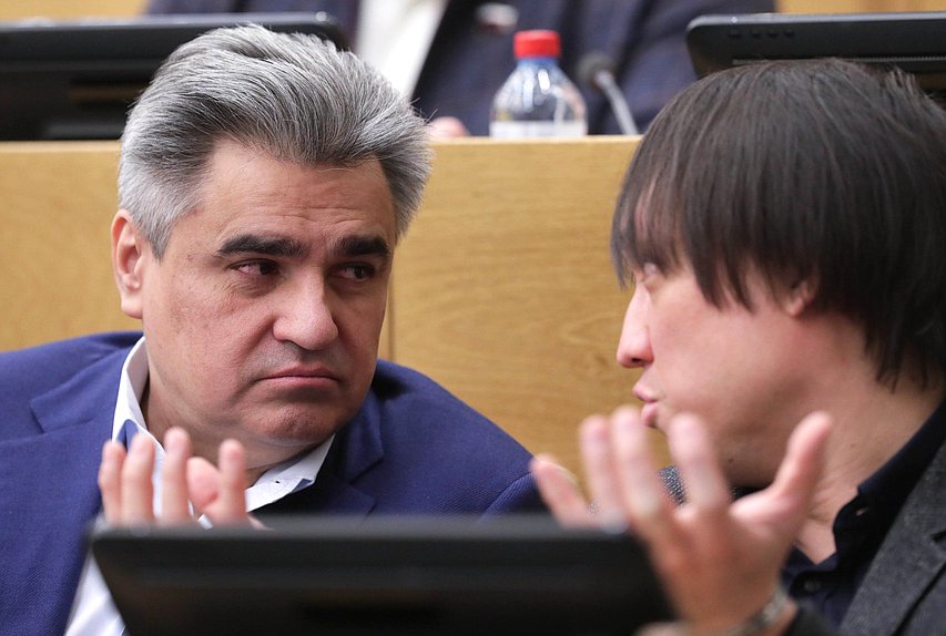 Руководитель фракции «Новые люди» Алексей Нечаев и Председатель Комитета по туризму и развитию туристической инфраструктуры Сангаджи Тарбаев