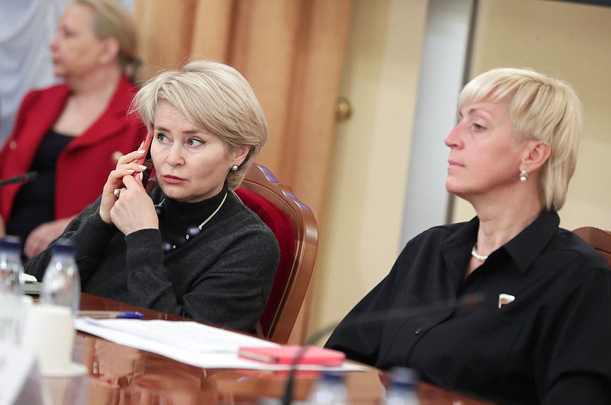 Заместитель Председателя Комитета по просвещению Ирина Ивенских и член Комитета Эльвира Аиткулова
