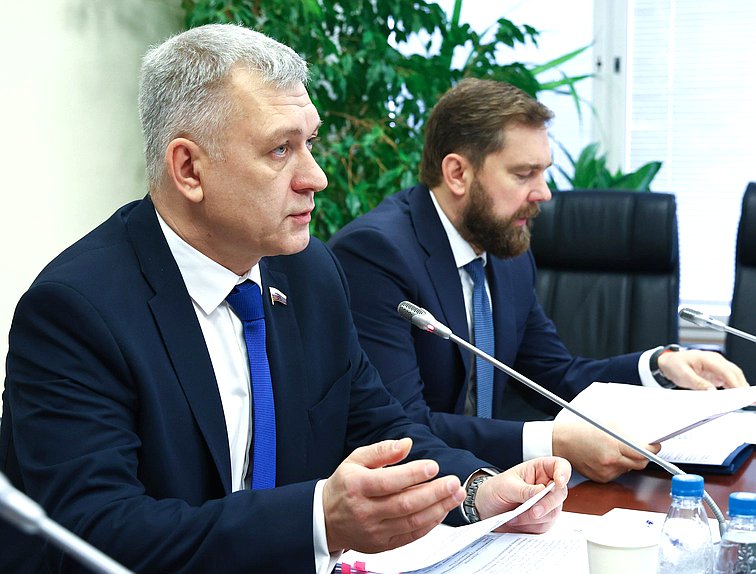 Председатель Комитета по делам национальностей Владимир Иванов и руководитель Федерального агентства по делам национальностей Игорь Баринов