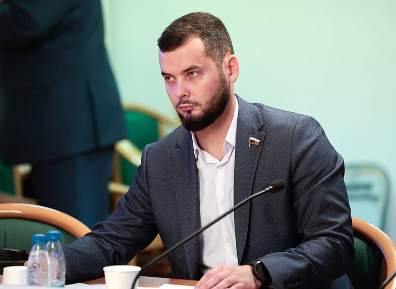 Член Комитета по труду, социальной политике и делам ветеранов Владислав Гусев