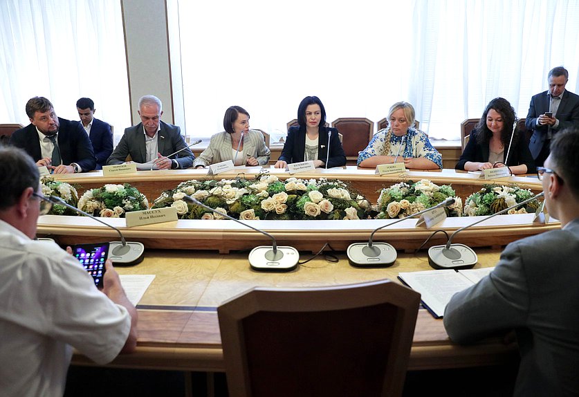 Круглый стол Комитета по аграрным вопросам на тему «Развитие кооперации и поддержка личных подсобных хозяйств: возможности самозанятости сельского населения»