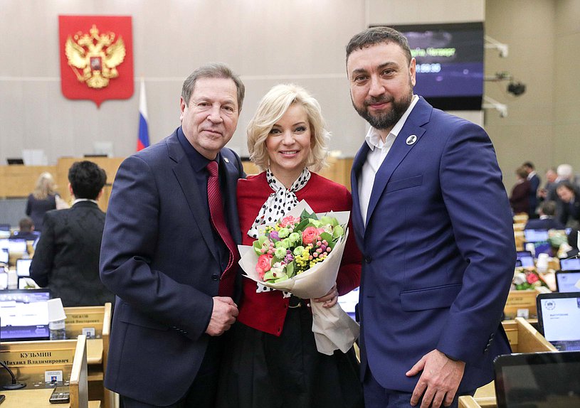 Заместитель Председателя Комитета по природным ресурсам, собственности и земельным отношениям Михаил Кузьмин, Первый заместитель Председателя Комитета по культуре Ольга Казакова и Первый заместитель Председателя Комитета по делам национальностей Шамсаил Саралиев