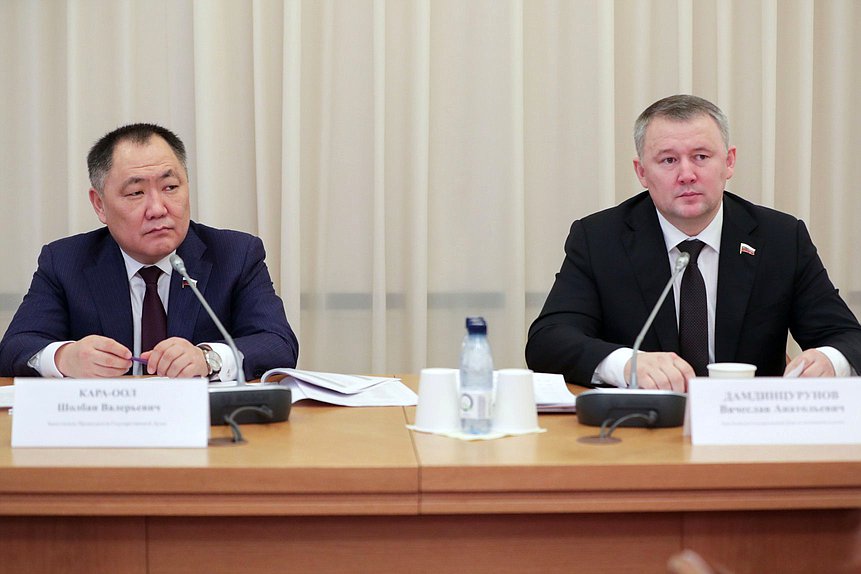 Заместитель Председателя Государственной Думы Шолбан Кара-оол и член Комитета по молодежной политике Вячеслав Дамдинцурунов