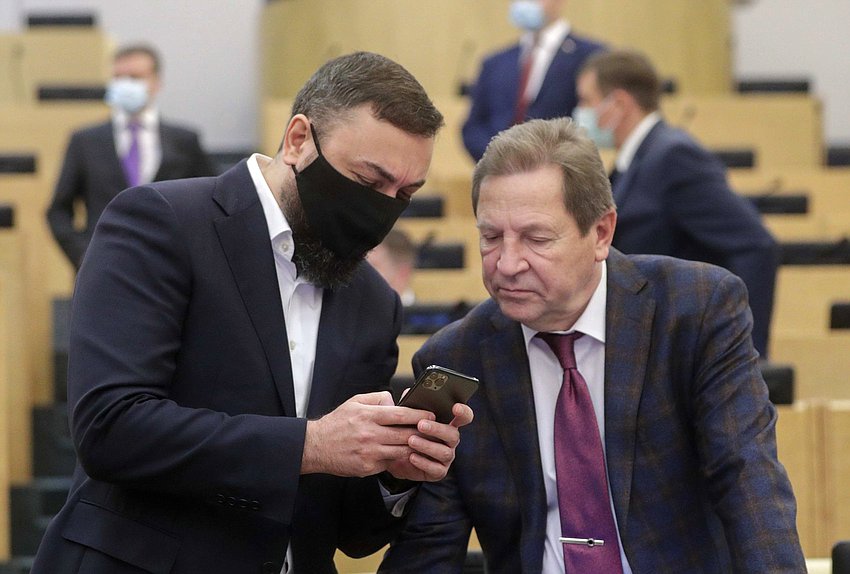 Первый заместитель Председателя Комитета по делам национальностей Шамсаил Саралиев и заместитель Председателя Комитета по природным ресурсам, собственности и земельным отношениям Михаил Кузьмин