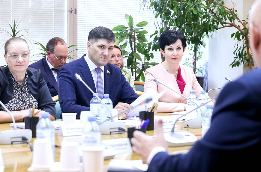 Член Комитета по региональной политике и проблемам Севера и Дальнего Востока Валентина Рудченко и заместители Председателя Комитета по региональной политике и проблемам Севера и Дальнего Востока Владимир Пушкарев и Оксана Бондарь