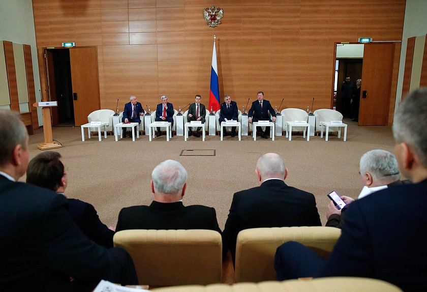 Встреча Министра по развитию Дальнего Востока и Арктики Алексея Чекункова с представителями фракции КПРФ