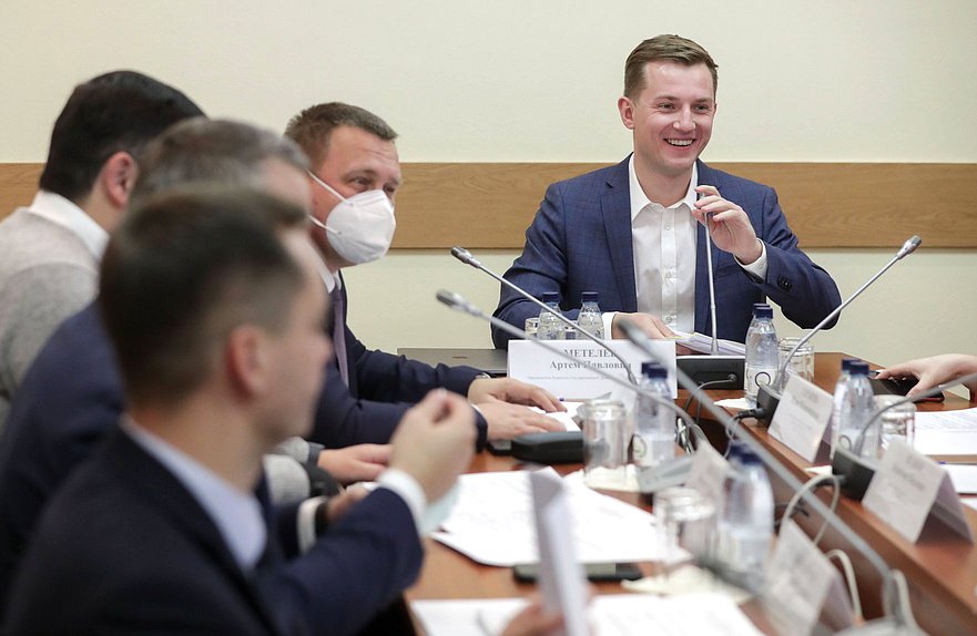 Председатель Комитета по молодежной политике Артем Метелев