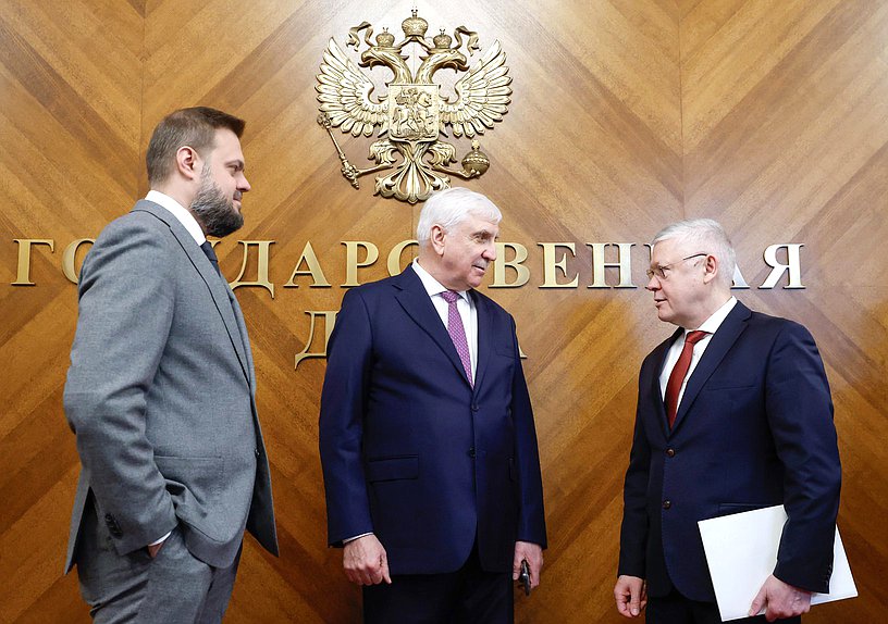Заместитель Председателя Комитета по делам СНГ, евразийской интеграции и связям с соотечественниками Артем Туров, Первый заместитель Председателя Комитета по международным делам Алексей Чепа и Председатель Комитета по безопасности и противодействию коррупции Василий Пискарев