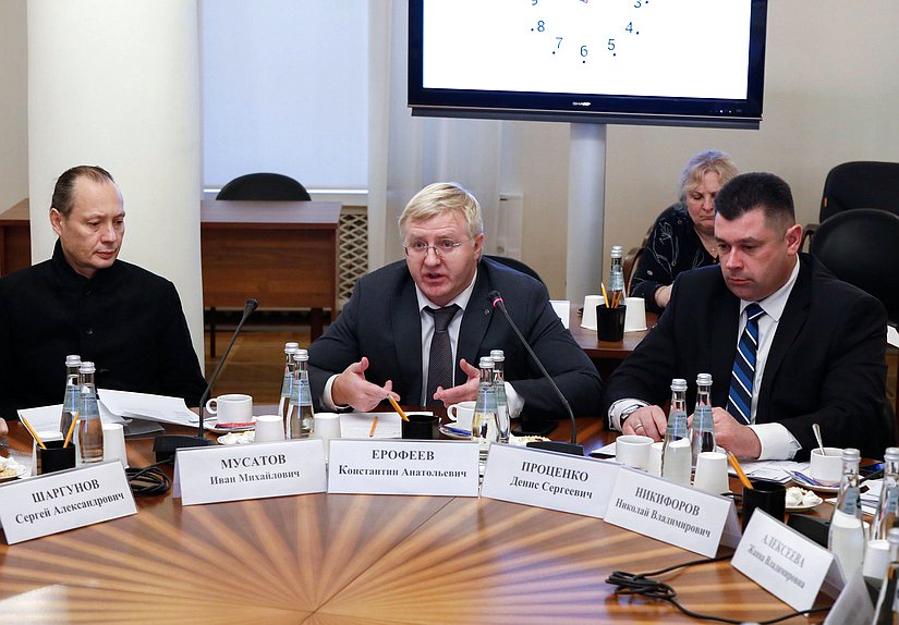 Член Комитета по культуре Иван Мусатов (слева)