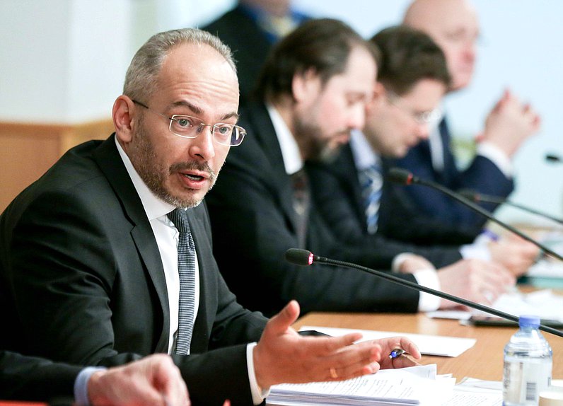 Председатель Комитета по природным ресурсам, собственности и земельным отношениям Николай Николаев
