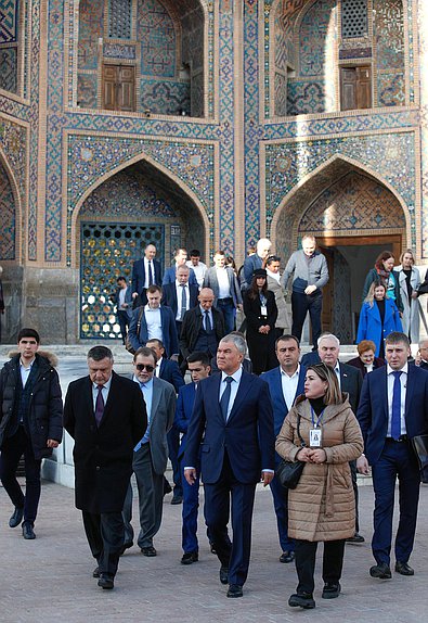 Председатель Государственной Думы Вячеслав Володин и члены российской делегации осмотрели архитектурный ансамбль площади Регистан в Самарканде