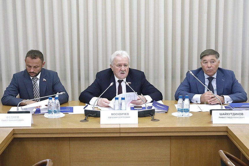Председатель Комитета по транспорту и развитию транспортной инфраструктуры Евгений Москвичев (в центре) и Первые заместители Председателя Комитета Павел Федяев и Рифат Шайхутдинов
