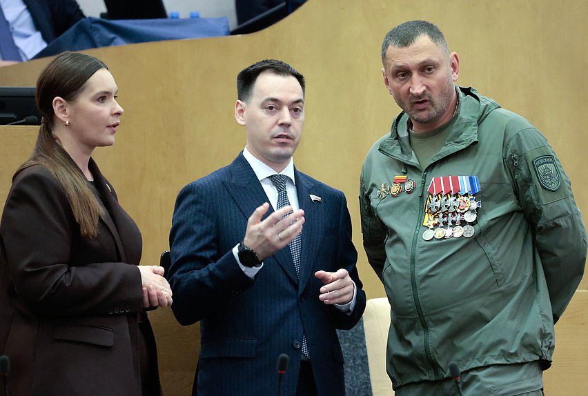 Член Комитета по защите семьи, вопросам отцовства, материнства и детства Дарья Голубева, член Комитета по цифровому развитию и искусственному интеллекту Дмитрий Шатунов и член Комитета по обороне Алексей Верещагин