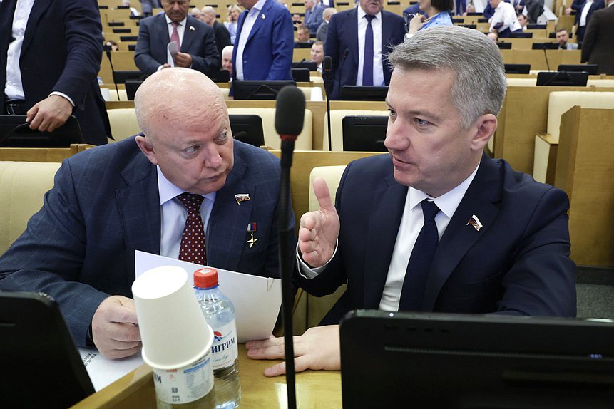 Первый заместитель Председателя Комитета по обороне Андрей Красов и заместитель Председателя Комитета по защите конкуренции Антон Гетта