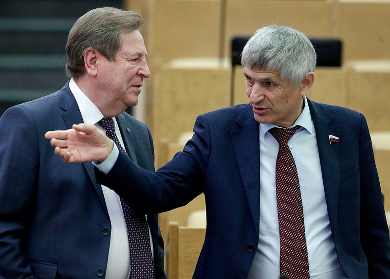 Член Комитета по науке и высшему образованию Михаил Кузьмин и член Комитета по аграрным вопросам Алексей Лавриненко