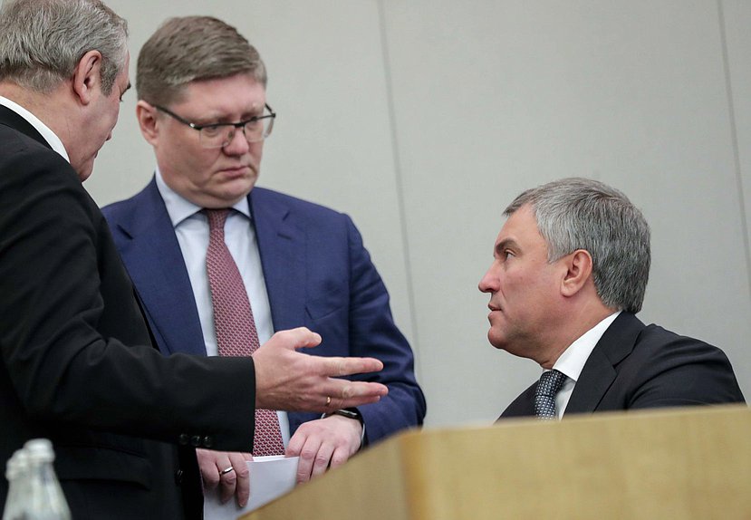Председатель Государственной Думы Вячеслав Володин и член Комитета по труду, социальной политике и делам ветеранов Андрей Исаев