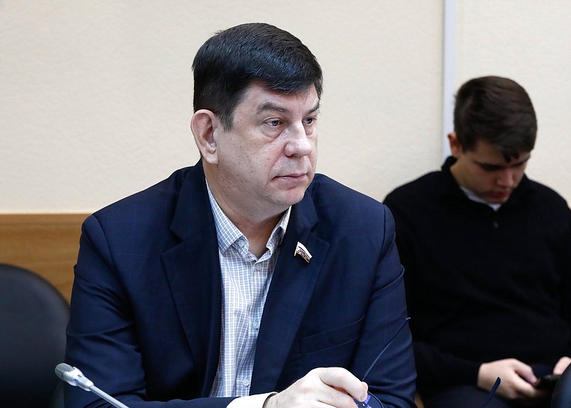 Член Комитета по просвещению Виктор Смирнов