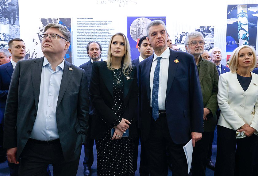 Член Комитета по труду, социальной политике и делам ветеранов Андрей Исаев, Председатель Комитета по развитию гражданского общества, вопросам общественных и религиозных объединений Яна Лантратова, руководитель фракции ЛДПР Леонид Слуцкий и Председатель Комитета по культуре Ольга Казакова