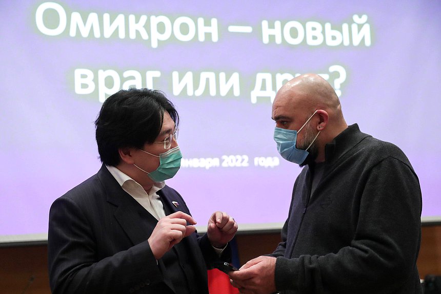 Заместитель Председателя Комитета по охране здоровья Бадма Башанкаев и главный врач ГБУЗ «Городская клиническая больница №40» Денис Проценко