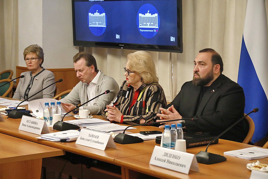 Член Комитета по защите семьи, вопросам отцовства, материнства и детства Татьяна Ларионова, Первый заместитель Председателя Комитета по экологии, природным ресурсам и охране окружающей среды Владимир Бурматов, Председатель Комитета по защите семьи, вопросам отцовства, материнства и детства Нина Останина и член Комитета по охране здоровья Бийсултан Хамзаев