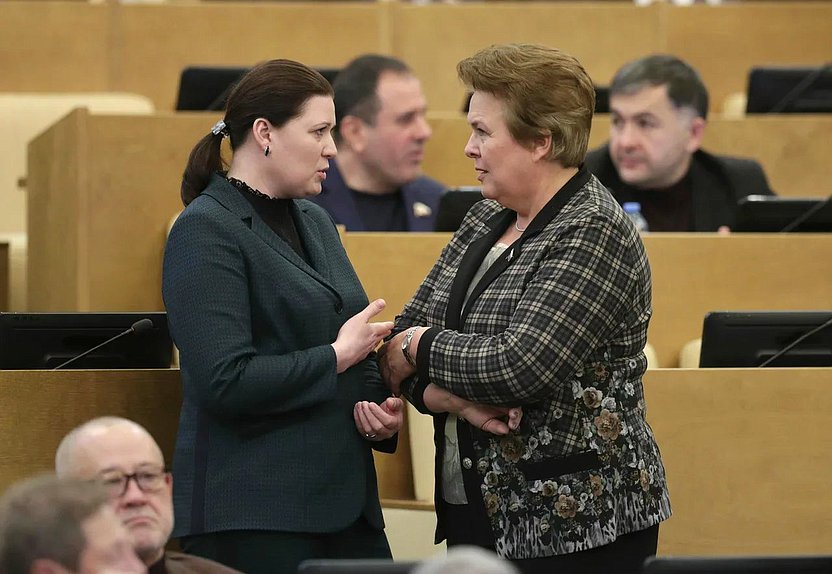 Член Комитета по вопросам семьи, женщин и детей Василина Кулиева и первый заместитель Председателя Комитета по вопросам семьи, женщин и детей Ольга Окунева