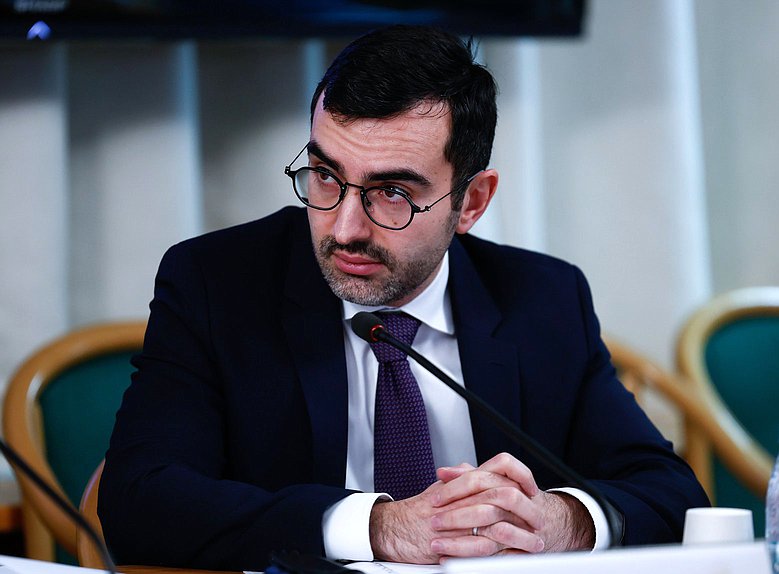 Заседание рабочей группы по подготовке и проведению парламентских слушаний на тему "О развитии отраслей легкой промышленности в РФ"