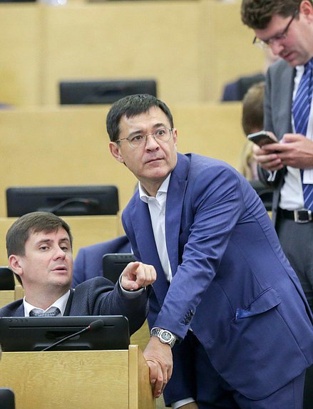 Член Комитета по информационной политике, информационным технологиям и связи Вадим Деньгин и Первый заместитель Председателя Комитета по энергетике Валерий Селезнев