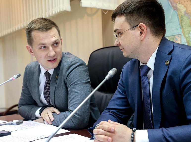 Председатель Комитета по молодежной политике Артем Метелев (слева)