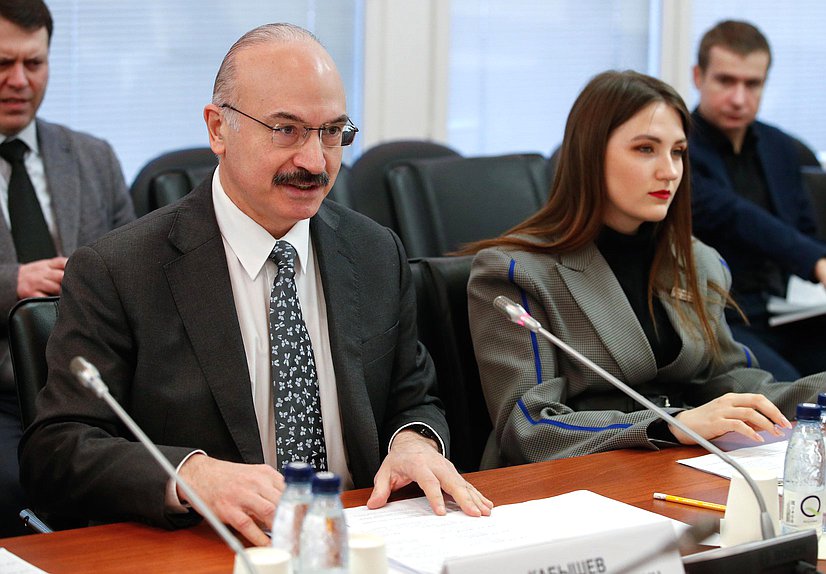 Председатель Комитета по науке и высшему образованию Сергей Кабышев и Первый заместитель Председателя Комитета Ксения Горячева