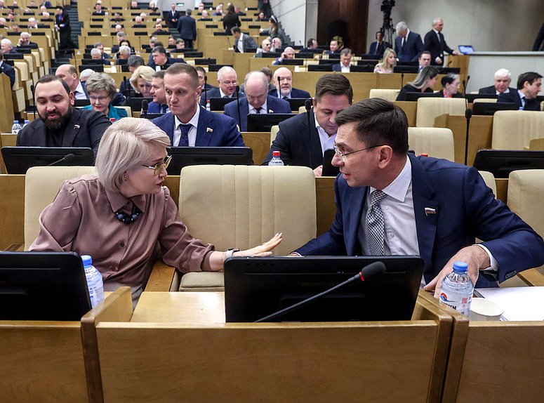 Член Комитета по просвещению Эльвира Аиткулова и член Комитета по промышленности и торговле Игорь Антропенко