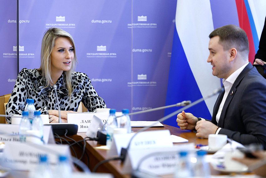 Председатель Комитета по развитию гражданского общества, вопросам общественных и религиозных объединений Яна Лантратова и Первый заместитель Председателя Комитета Артем Бичаев