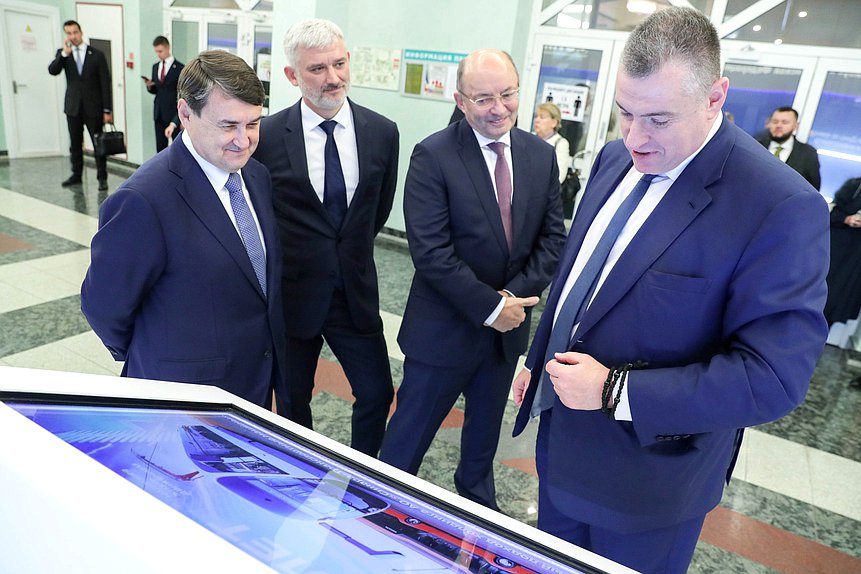 Руководитель фракции ЛДПР Леонид Слуцкий (справа)