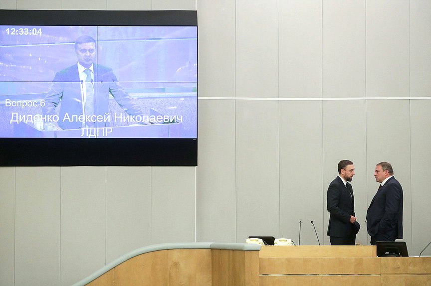 Первый заместитель Председателя Комитета по делам национальностей Шамсаил Саралиев и заместитель Председателя Государственной Думы Петр Толстой