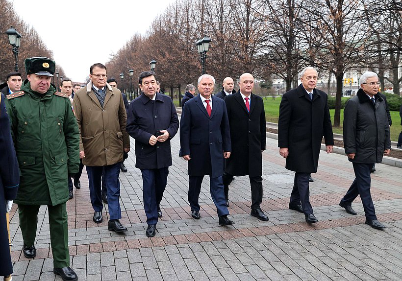 Вячеслав Володин и главы делегаций стран — членов ПА ОДКБ возложили цветы к Могиле Неизвестного Солдата