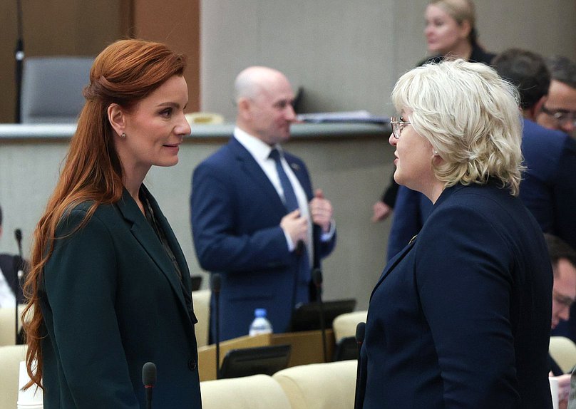 Член Комитета по защите семьи, вопросам отцовства, материнства и детства Наталья Москвитина и заместитель Председателя Комиссии по Регламенту и обеспечению деятельности Государственной Думы Марина Секержитская