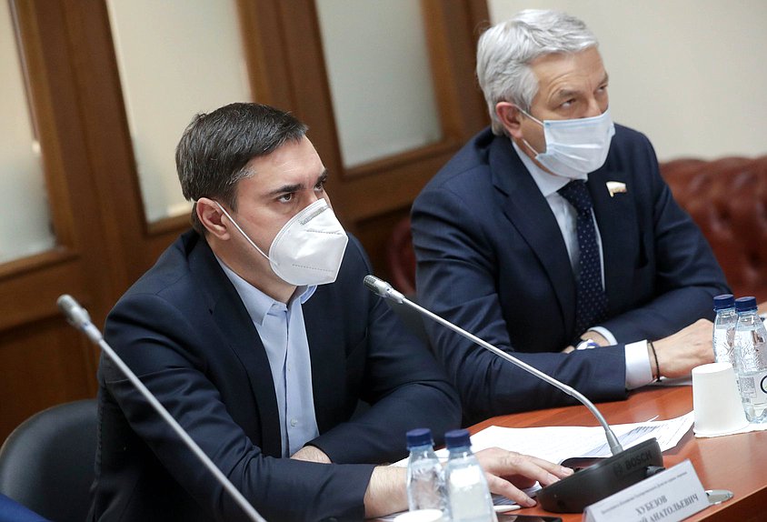 Председатель Комитета по охране здоровья Дмитрий Хубезов и Первый заместитель Председателя Комитета Леонид Огуль