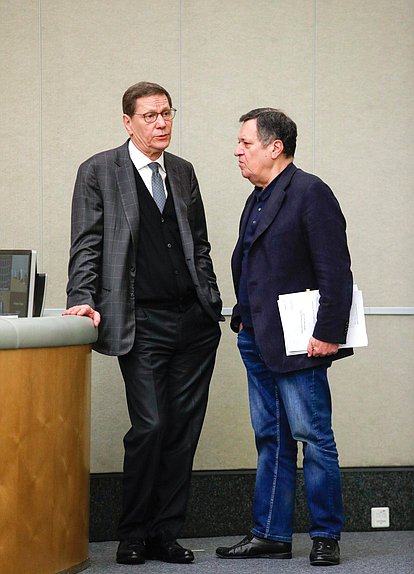 Первый заместитель Председателя Государственной Думы Александр Жуков и Председатель Комитета по бюджету и налогам Андрей Макаров