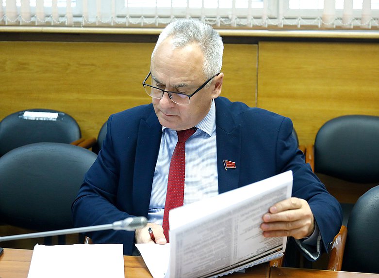 Член Комитета по бюджету и налогам Евгений Бессонов