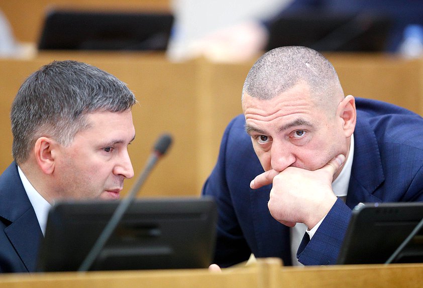 Председатель Комитета по экологии, природным ресурсам и охране окружающей среды Дмитрий Кобылкин и член Комитета по вопросам собственности, земельным и имущественным отношениям Александр Ильтяков